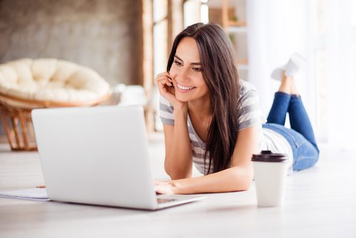 kvinna som använder laptop
