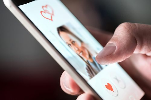 Mobiltelefon i kvinnlig hand